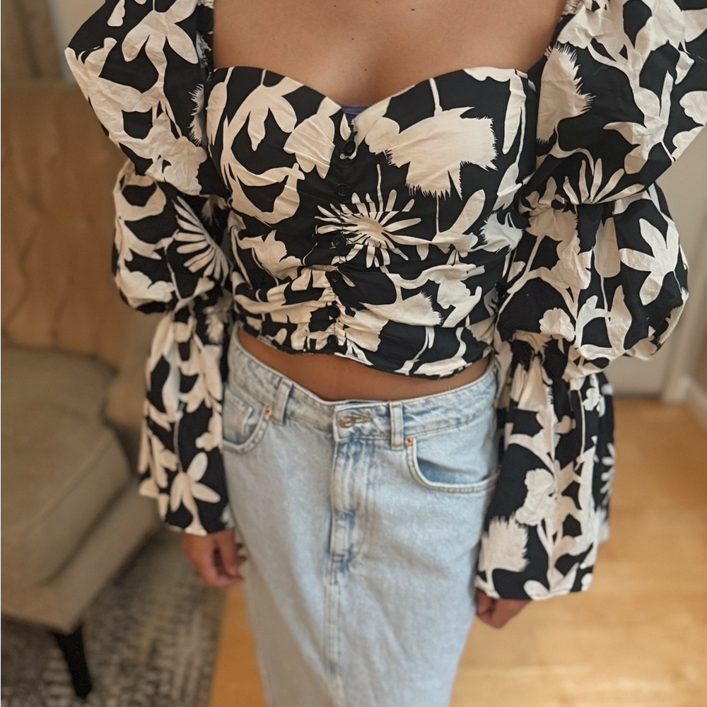 Akira Puff Sleeve Floral Top | Black & White | Size Small | Statement Blouse